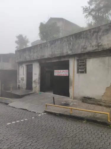 Aluga-se galpão / ponto comercial