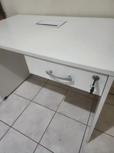 Escrivaninha com gaveta