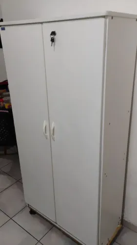 Armário de 2 portas branco com tranca e rodinhas