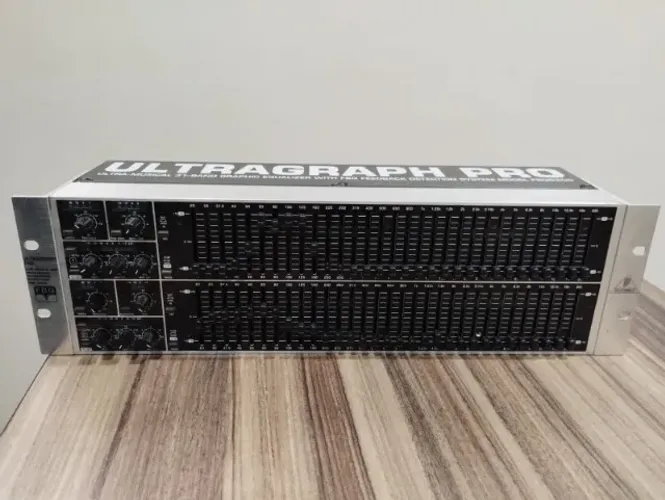 Equalizador Gráfico Behringer Ultragraph Pro FBQ6200 - 31 Bandas Estéreo