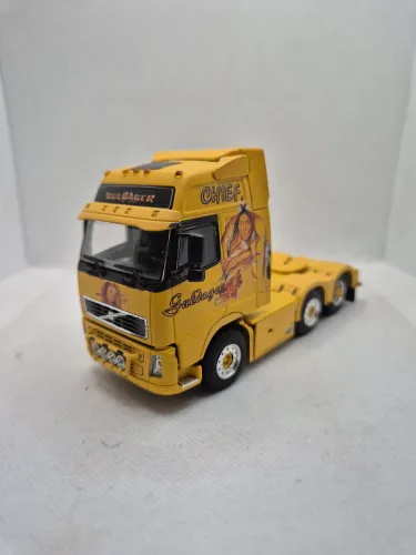 Miniatura Volvo FH Globetrotter 6x4 The Chief - Escala 1/50 - Marca WSI