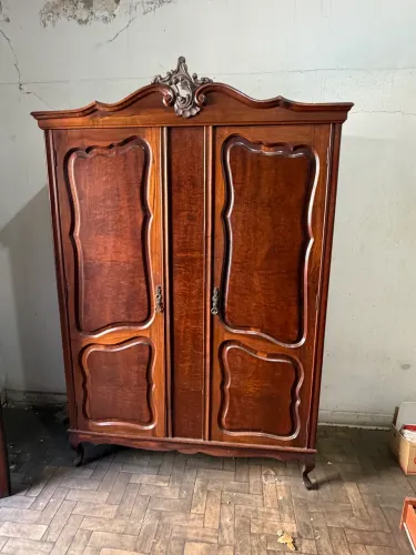 Guarda-roupa de madeira maciça provençal