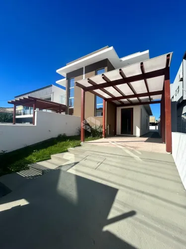 CASA COM 3 QUARTOS SENDO 1 SUÍTE 2 VAGAS À VENDA NO CARIANOS EM FLORIANÓPOLIS