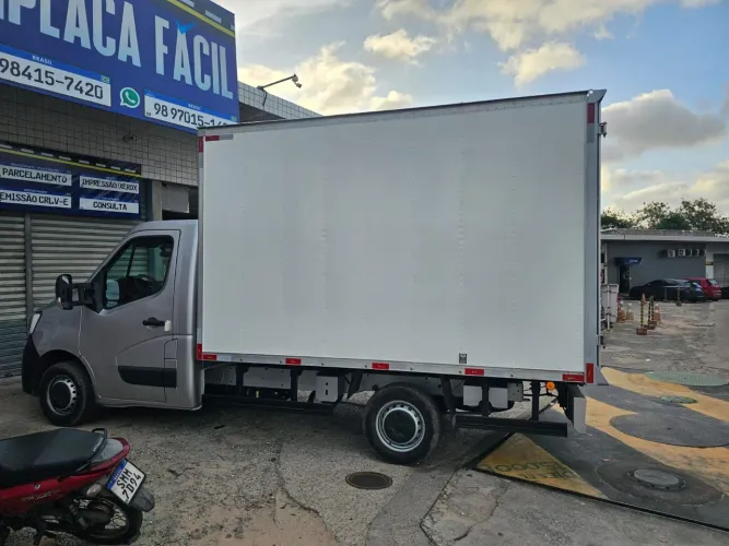 Renault Master chassi com baú muito novo