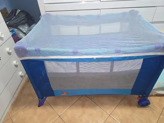 berço de portatil azul com mosqueteiro