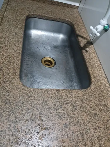 Vendo uma pia de mármore na medida de 2,64x 54 cm