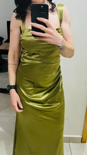 Vestido verde oliva acetinado