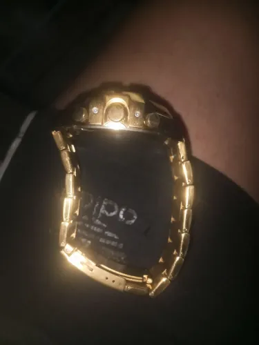 Vendo um cordão e um relógio