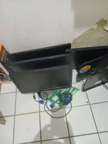 Vendo monitor Lenovo quebrado pra retirada de peças