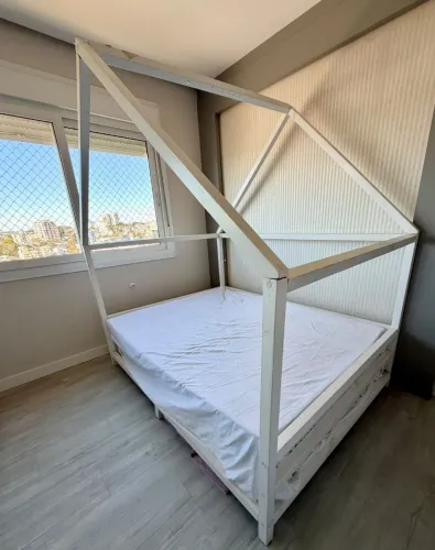 Vendo cama casinha com dois colchões 