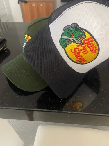 Vendo os dois chapéus da bass pro shops