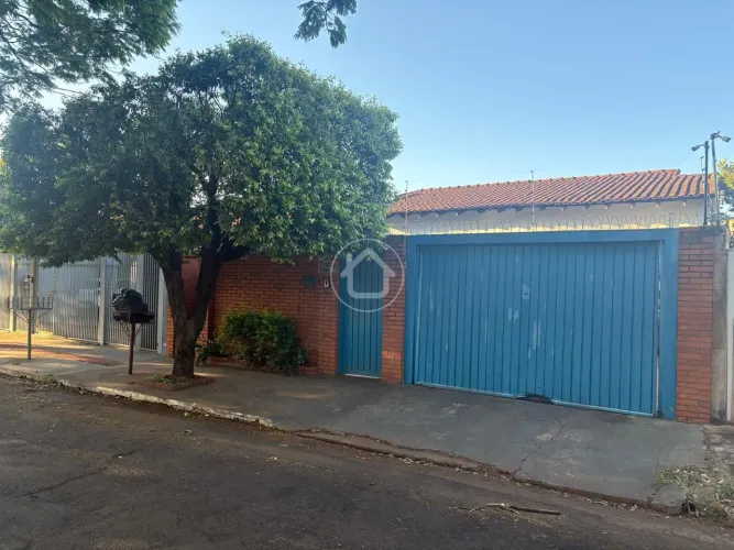 CASA COM 3 SUÍTES E SOBRA DE TERRENO NA VILA ALBA