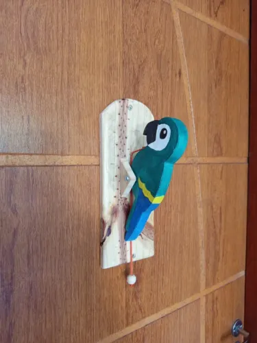 campainha de madeira, papagaio decorativo