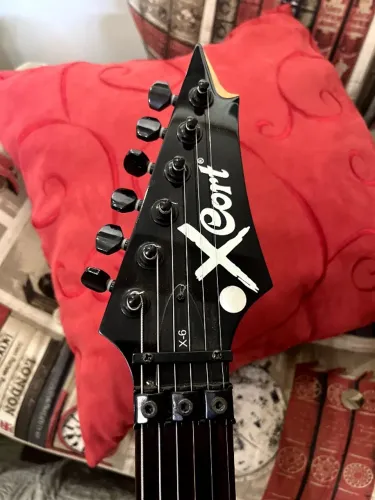 Guitarra com ponte Floyd Rose