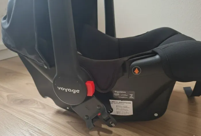 Carrinho de bebê com bebê conforto (acopla)