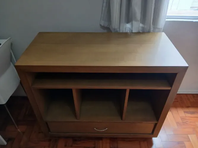 Rack em mdf, cor embuia e rodinhas de acrílico.