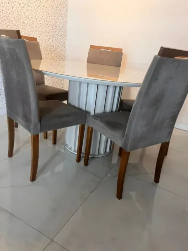 Mesa de jantar com 6 cadeiras em veludo e tampo de vidro - Sem avarias.