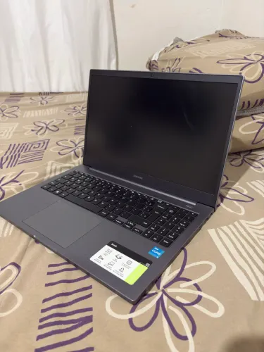 Notebook Samsung Book, Processador Intel Core 13 da série i3-1115G4 e 4GB de memória RAM
