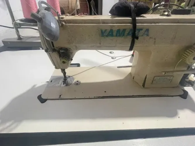 Máquina de Costura Reta Industrial Yamata FY5550