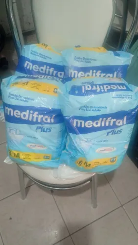 São 4 pacotes de fralda tamanho m