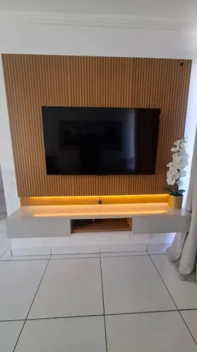 Painel de TV Moderno Amadeirado (Grande: 1,80m x 1,80m) - Impecável