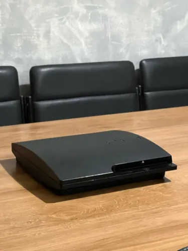 PlayStation 3 desbloqueado HEN + 2 controles + vários jogos