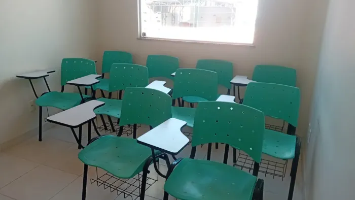 Vendo cadeiras escolares conservadas