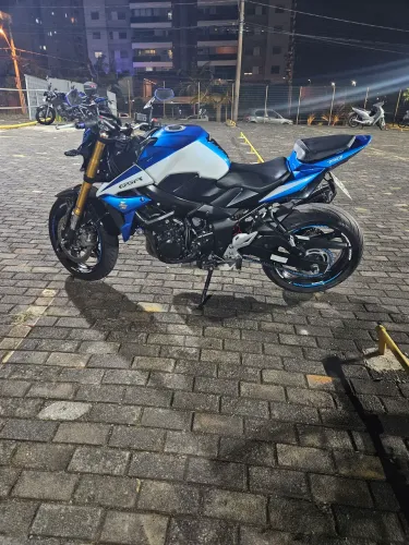 SUZUKI GSR 750 COM ACESSÓRIOS ABAIXO DA FIPE
