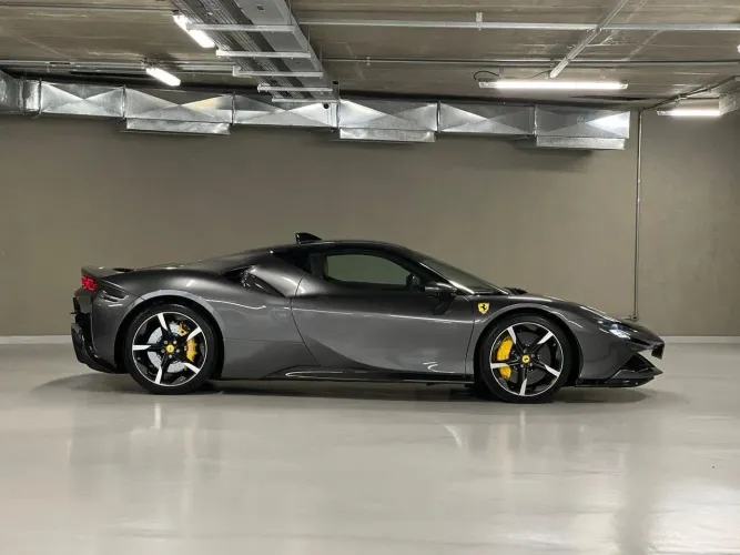 Ferrari SF 90 Stradale 4.0 V8 Bi-turbo (híbrido) 2021