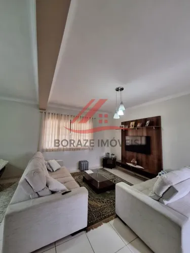 Casa com 3 dormitórios, sala ampla, cozinha com planejados. excelente localização