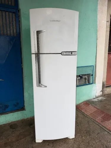 Vendo uma geladeira Frost Free