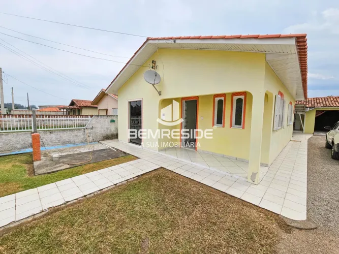 Casa com três quartos no Riachinho