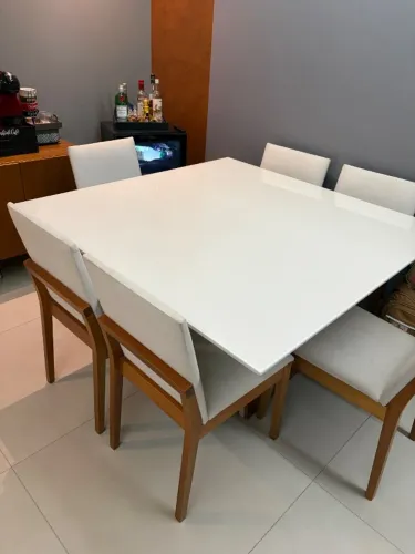 Mesa de jantar com 6 cadeiras inclusas
