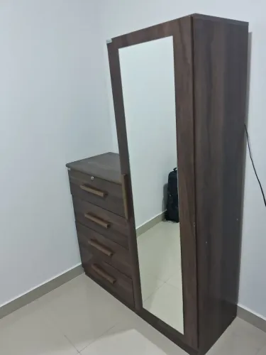 cômoda sapateira amadeirada com 4 gavetas e 1 porta com espelho integrado.