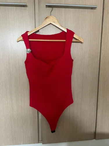 Body vermelho de alças