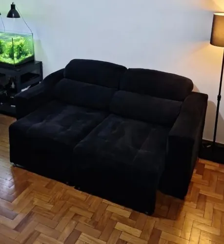 Sofá 2 lugares Retrátil veludo preto . Novinho