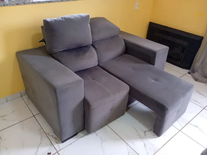 Vendo sofá retrátil dois lugares semi novo Whatsapp *