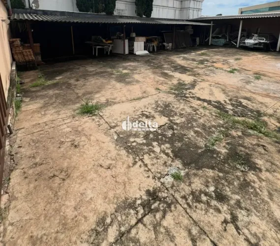 Terreno disponível para venda no bairro Tabajaras em Uberlândia-MG