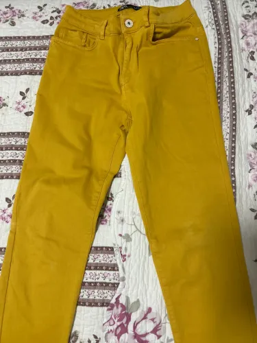 calça jeans zara amarela mostarda 