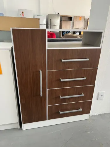CÔMODA 4 GAVETAS 1 PORTA