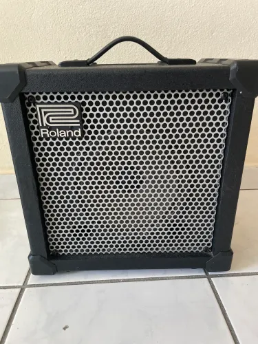 Caixa de som Roland Cube 20XL + Pedal Dual Foot Switch
