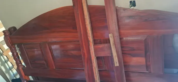 Cama de casal em madeira