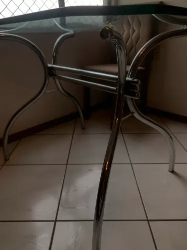 Mesa com 3 cadeiras estofadas