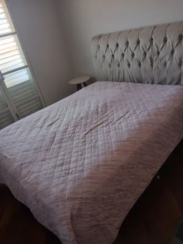 Cama queen...colchão e box, cabeceira e mesinhas cabeceira. 
