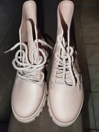 Vendo linda bota da Moleka em perfeito estado de conservação