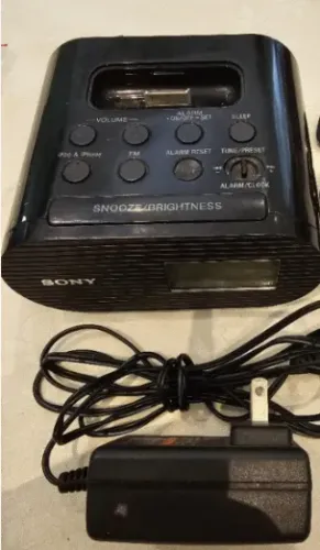 Rádio-relógio despertador digital Sony e Dock para iPod/iPhone antigo (30 pinos)
