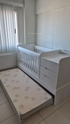 Berço 3 em 1 grão de gente. Possui cama de apoio e gaveteiro.