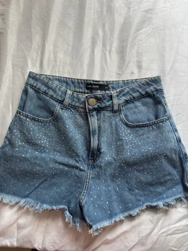 Short jeans com pedrinhas