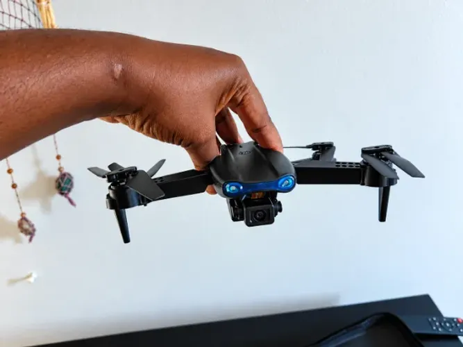 Drone DLI E99 Dobrável com Câmera, Controle e Maleta