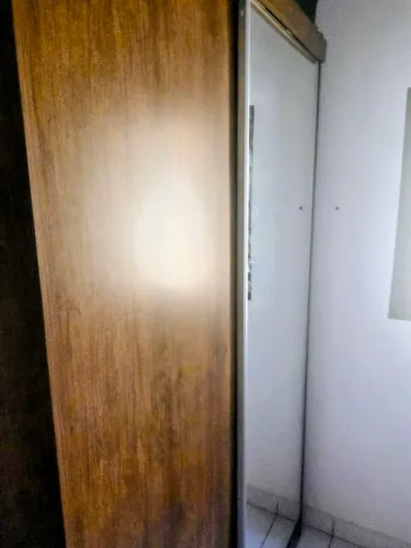 Guarda roupa com 2 portas de correr.